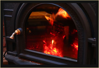 ぬくもりと開放感あふれるレストランでお食事をお愉しみください