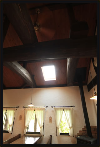 ぬくもりと開放感あふれるレストランでお食事をお愉しみください