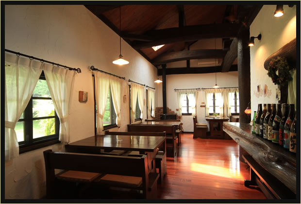 ぬくもりと開放感あふれるレストランでお食事をお愉しみください